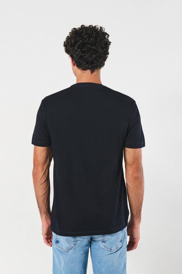 Camiseta manga corta azul intensa con arte college