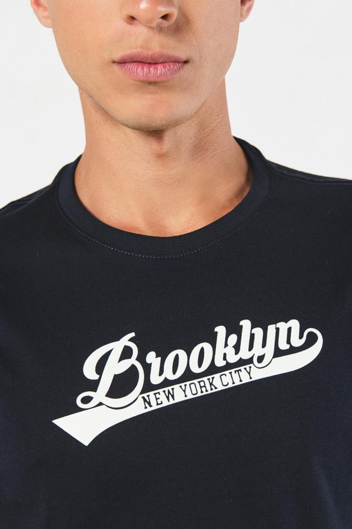 Camiseta manga corta azul intensa con arte college