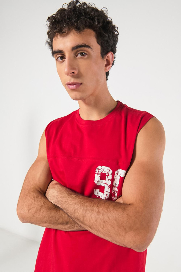 Camiseta roja intensa manga sisa con diseños college