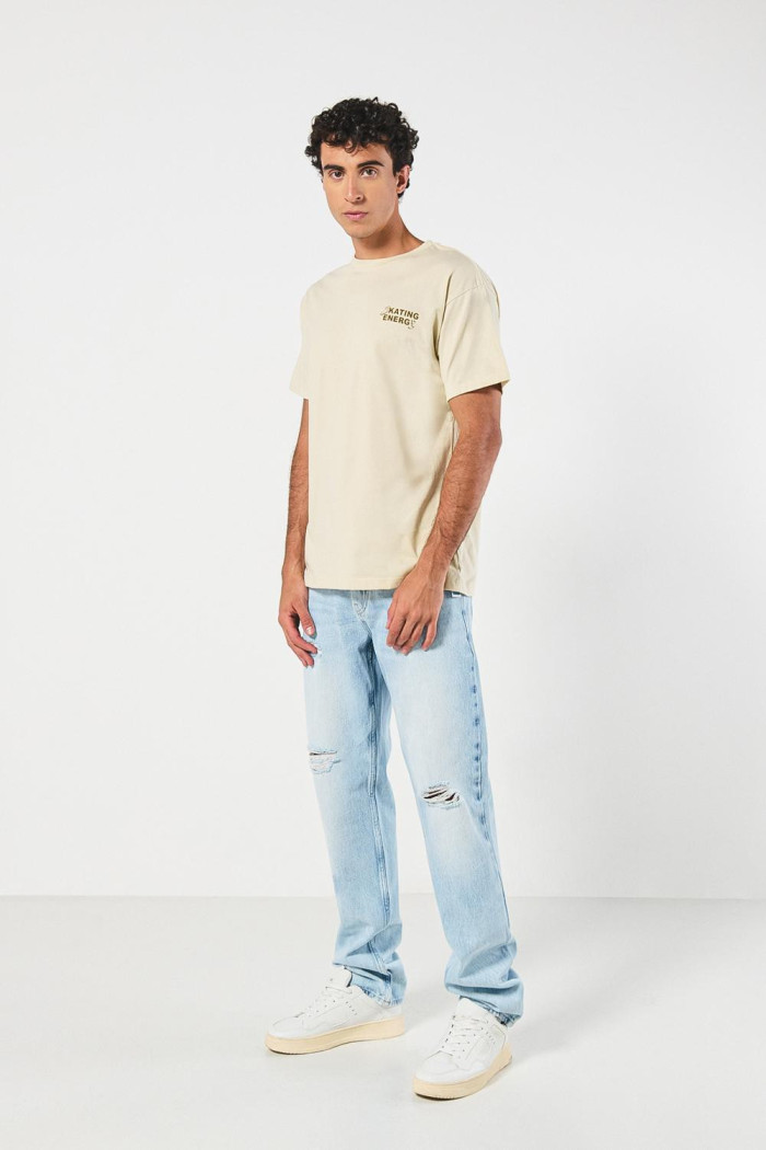 Camiseta cuello redondo unicolor con estampado urbano