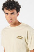 Camiseta cuello redondo unicolor con estampado urbano