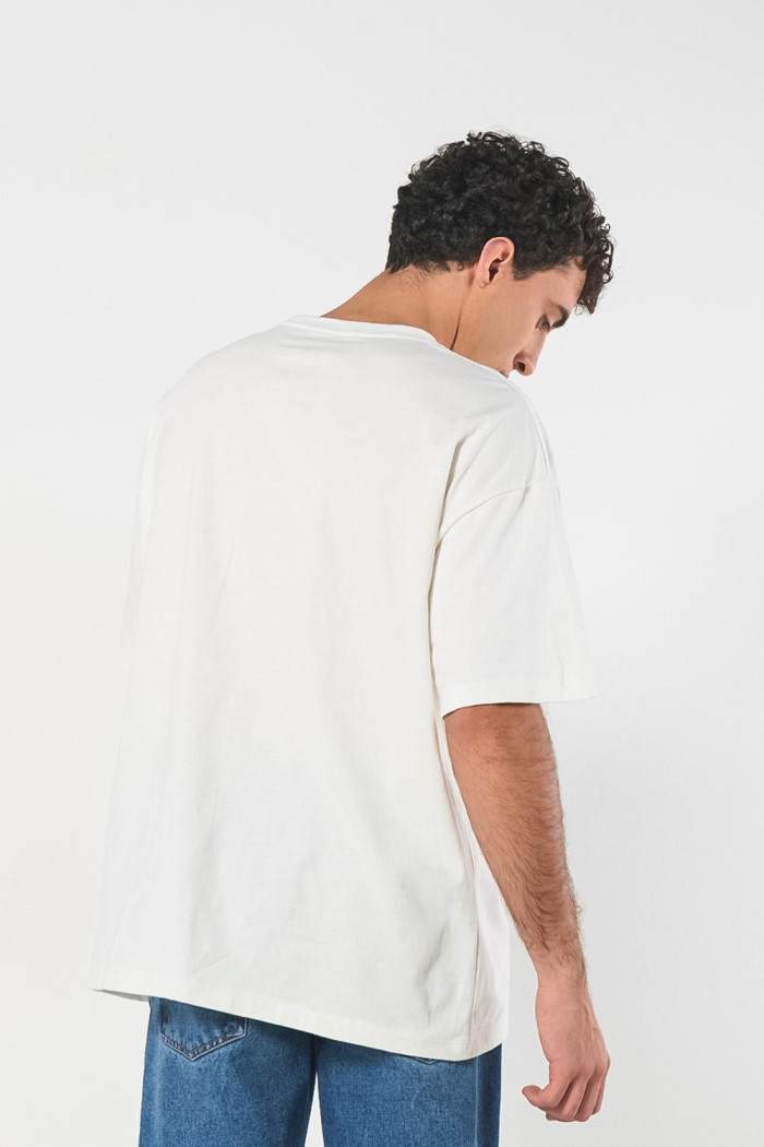 Camiseta oversize crema con diseño de Mickey y manga corta