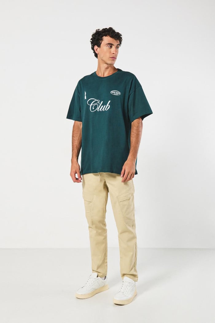 Camiseta verde oversize manga corta con diseño college