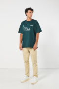 Camiseta verde oversize manga corta con diseño college