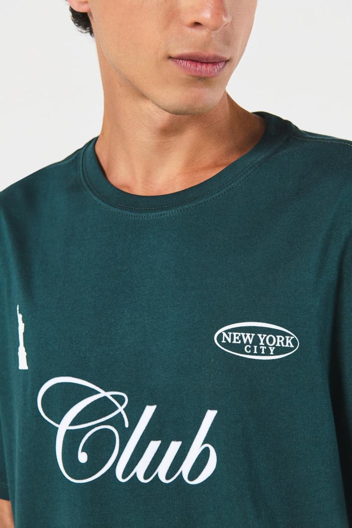 Camiseta verde oversize manga corta con diseño college
