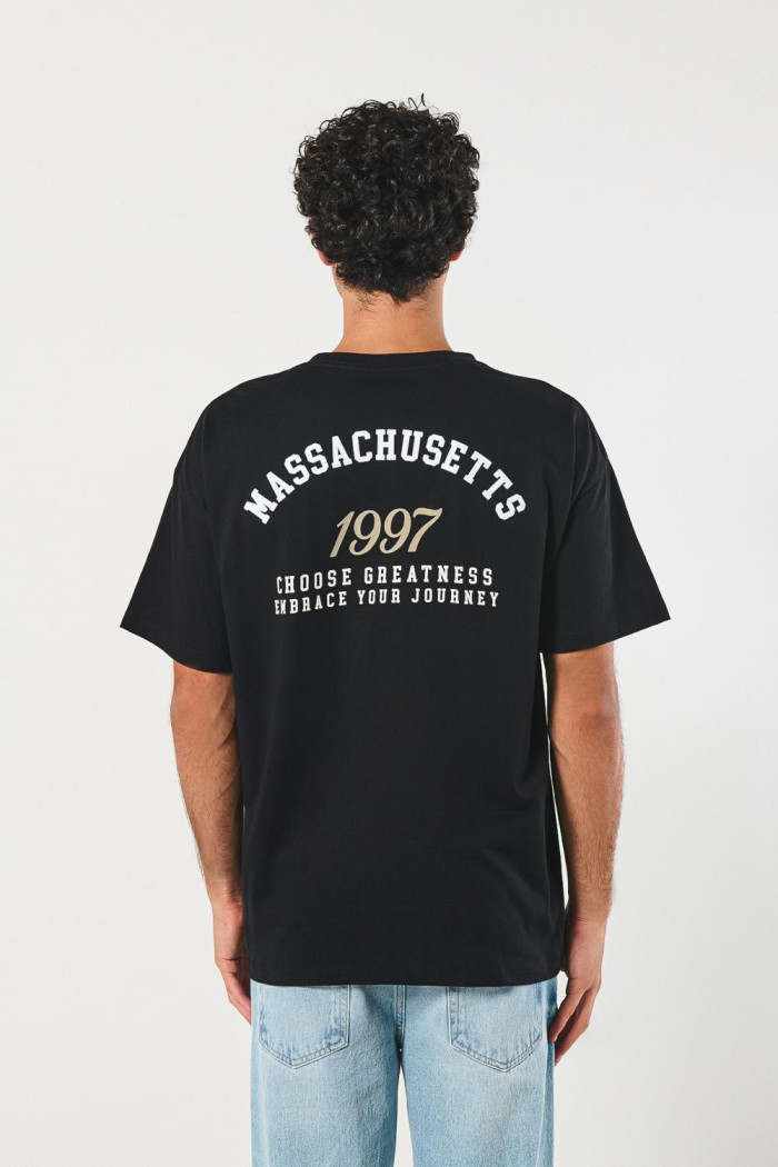 Camiseta college oversize negra con manga corta