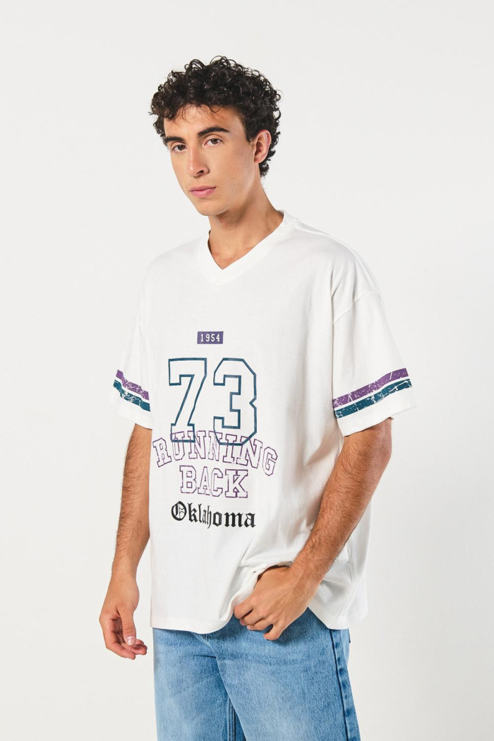 Camiseta cuello V crema oversize con estampado college