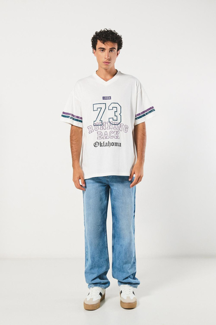 Camiseta cuello V crema oversize con estampado college