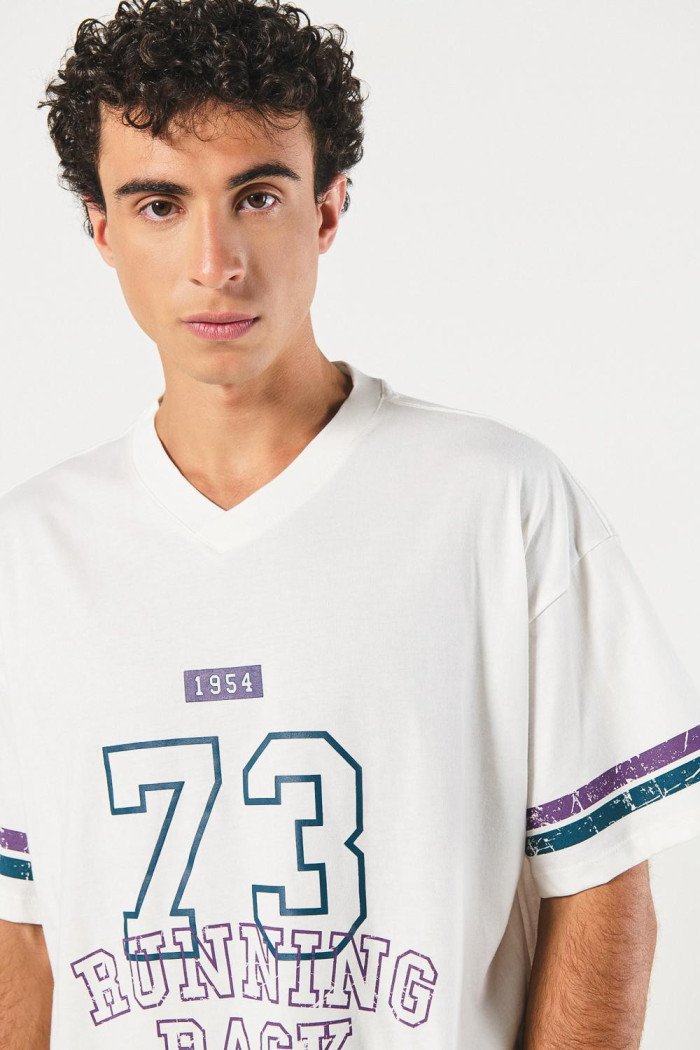 Camiseta cuello V crema oversize con estampado college
