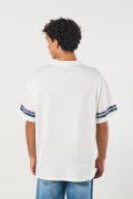 Camiseta cuello V crema oversize con estampado college