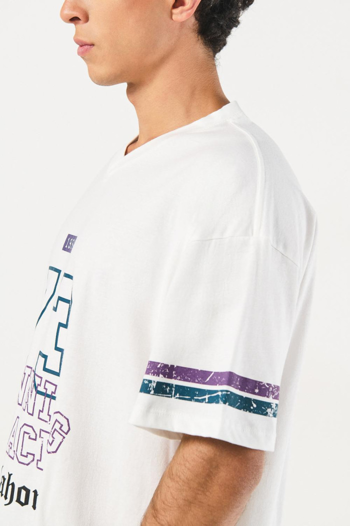 Camiseta cuello V crema oversize con estampado college