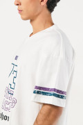 Camiseta cuello V crema oversize con estampado college