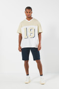 Camiseta college cuello V crema clara oversize