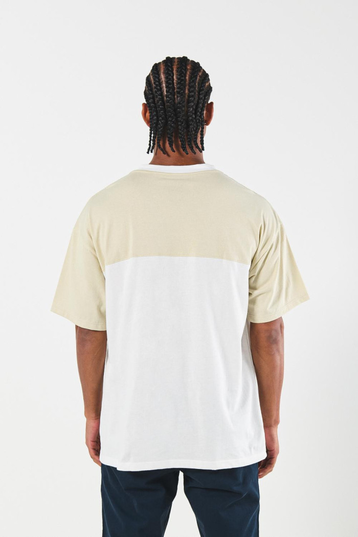 Camiseta college cuello V crema clara oversize