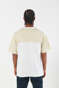 Camiseta college cuello V crema clara oversize