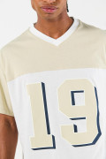 Camiseta college cuello V crema clara oversize