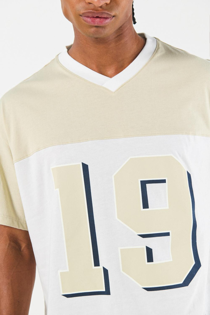 Camiseta college cuello V crema clara oversize