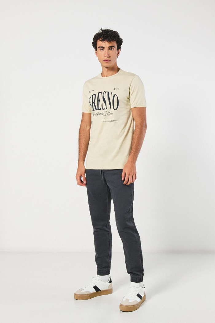 Camiseta kaki con contrastes, manga corta y texto college