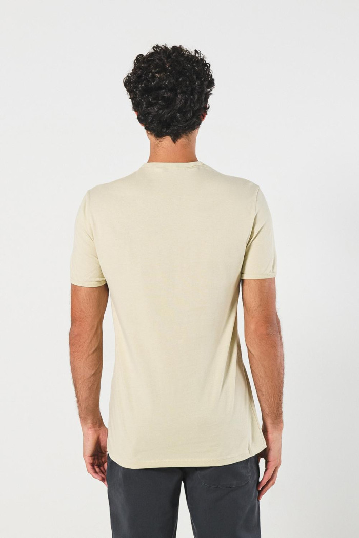 Camiseta kaki con contrastes, manga corta y texto college