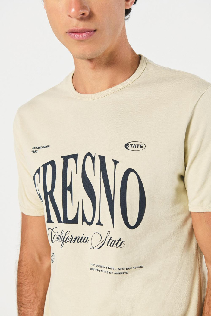 Camiseta kaki con contrastes, manga corta y texto college