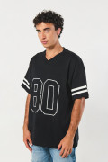 Camiseta oversize cuello V negra con diseño college