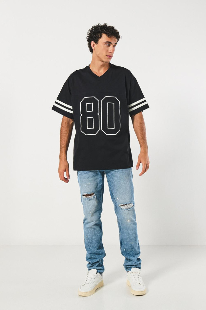 Camiseta oversize cuello V negra con diseño college