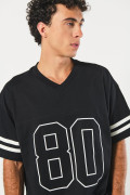 Camiseta oversize cuello V negra con diseño college