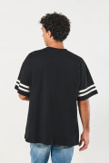 Camiseta oversize cuello V negra con diseño college