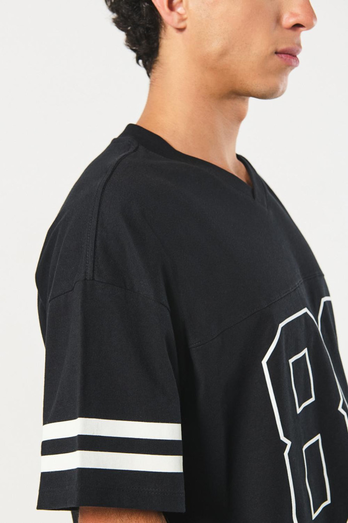 Camiseta oversize cuello V negra con diseño college