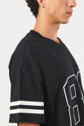 Camiseta oversize cuello V negra con diseño college