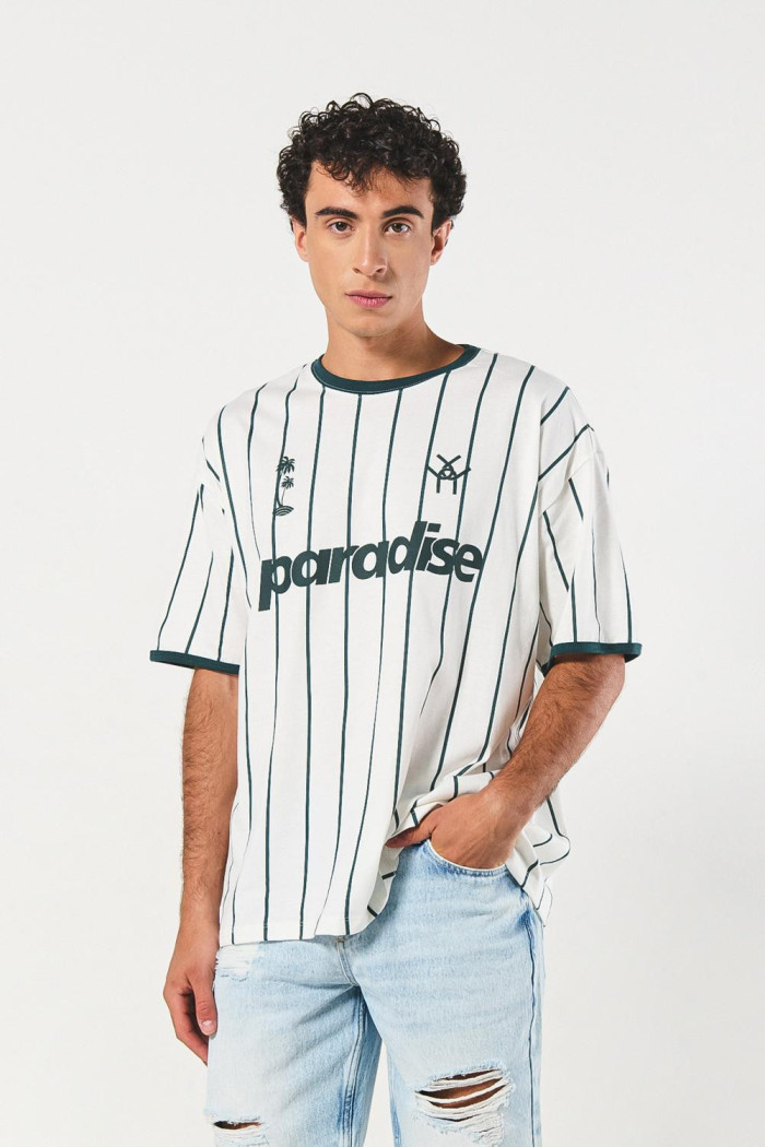 Camiseta a rayas crema oversize college con manga corta