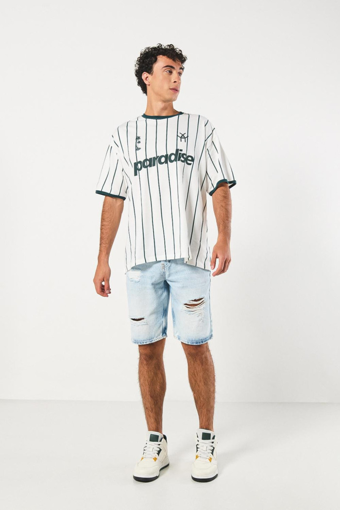 Camiseta a rayas crema oversize college con manga corta