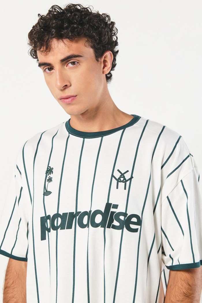 Camiseta a rayas crema oversize college con manga corta