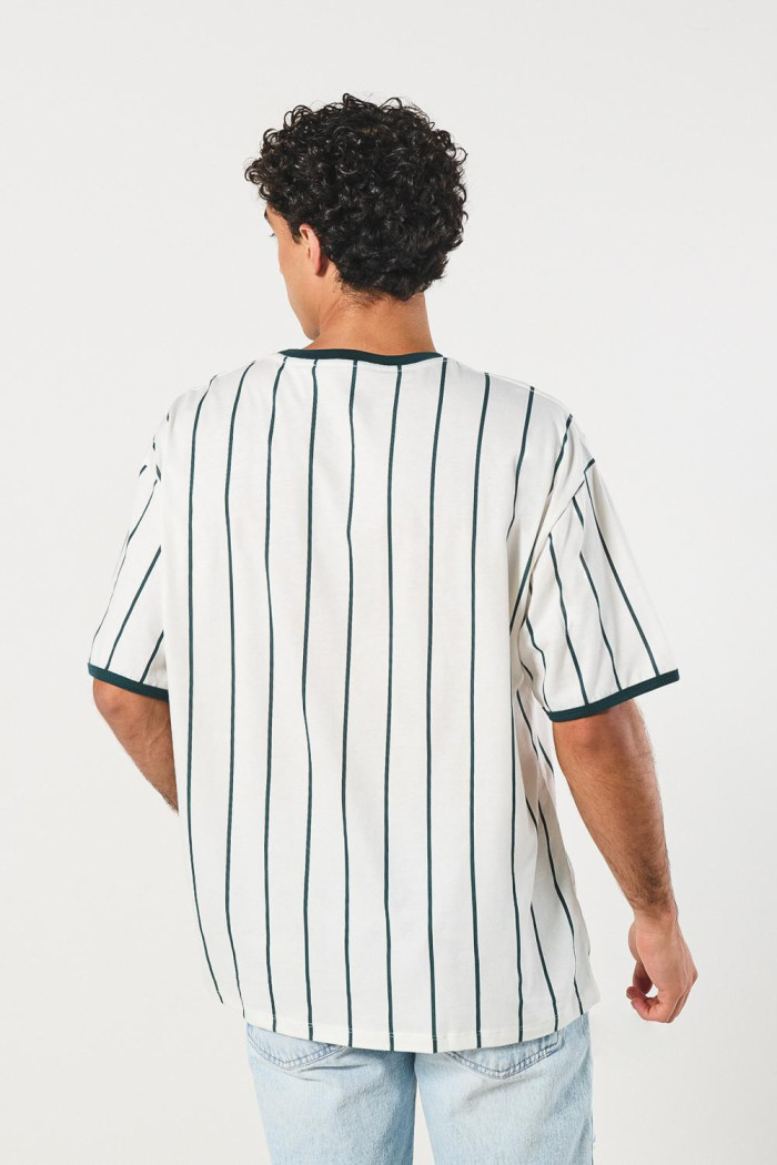 Camiseta a rayas crema oversize college con manga corta