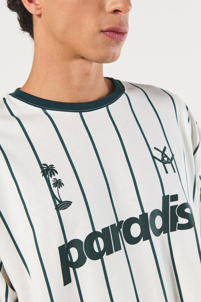 Camiseta a rayas crema oversize college con manga corta