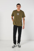 Camiseta cuello redondo verde oscura con estampado college