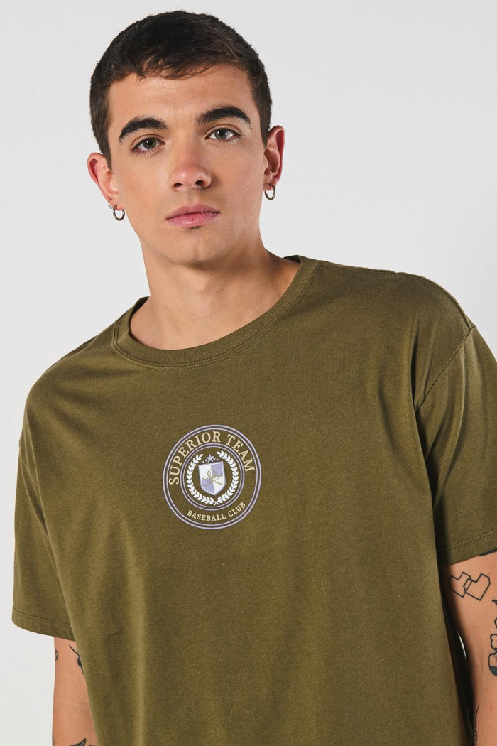 Camiseta cuello redondo verde oscura con estampado college