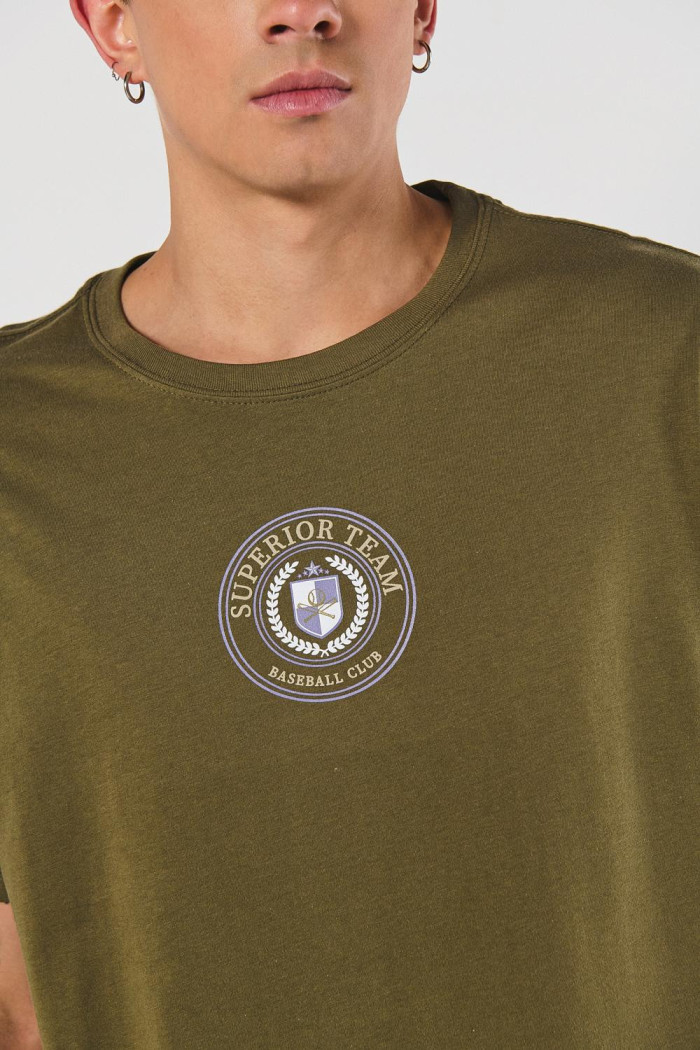 Camiseta cuello redondo verde oscura con estampado college