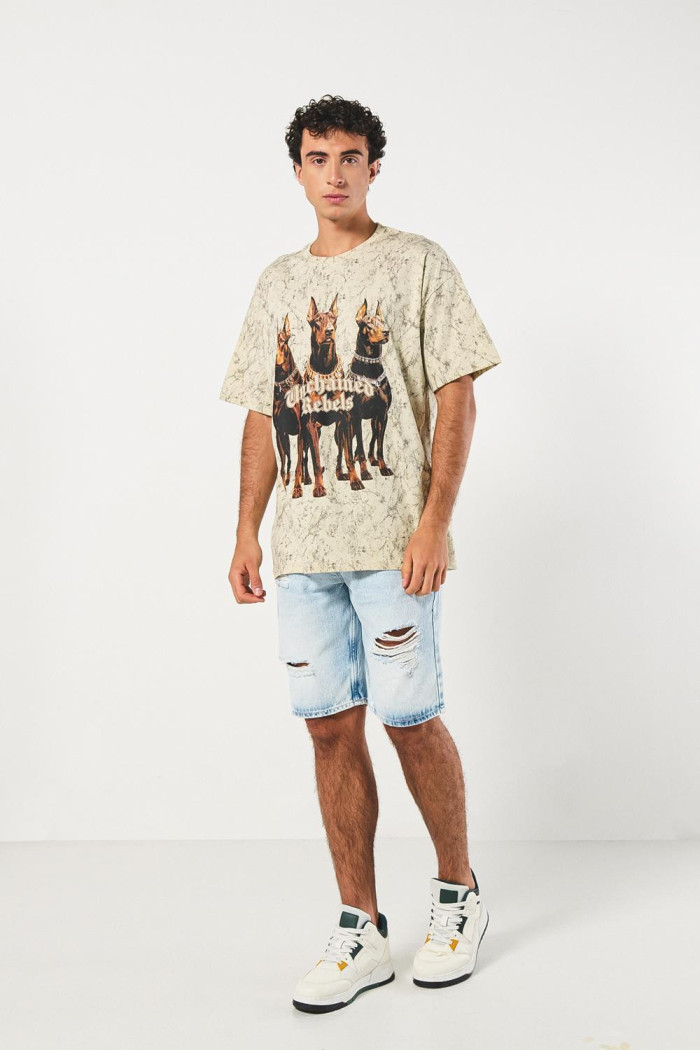 Camiseta unicolor oversize con arte de perros y manga corta