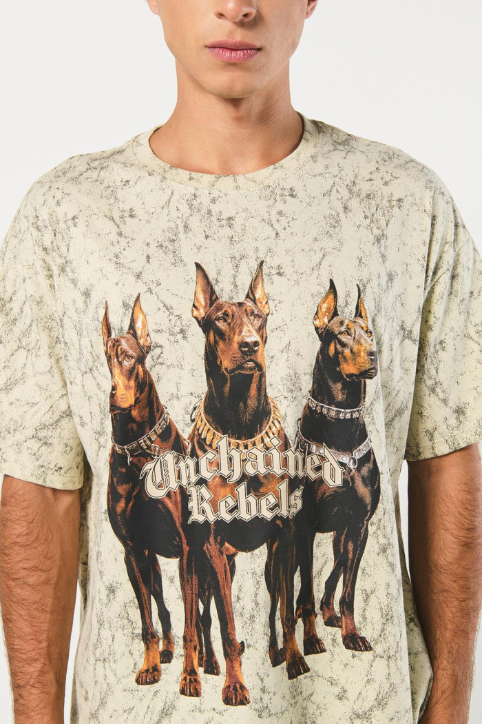 Camiseta unicolor oversize con arte de perros y manga corta
