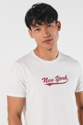Camiseta crema clara cuello redondo con diseño college
