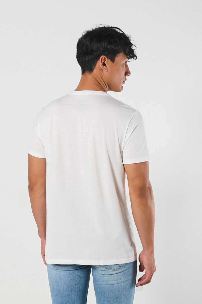 Camiseta crema clara cuello redondo con diseño college