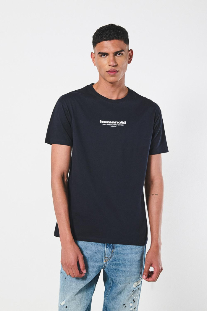 Camiseta azul con diseños futuristas y cuello redondo