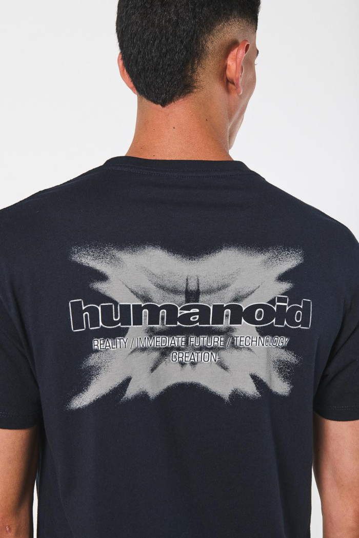 Camiseta azul con diseños futuristas y cuello redondo