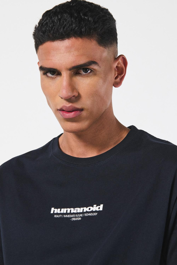 Camiseta azul con diseños futuristas y cuello redondo