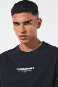 Camiseta azul con diseños futuristas y cuello redondo