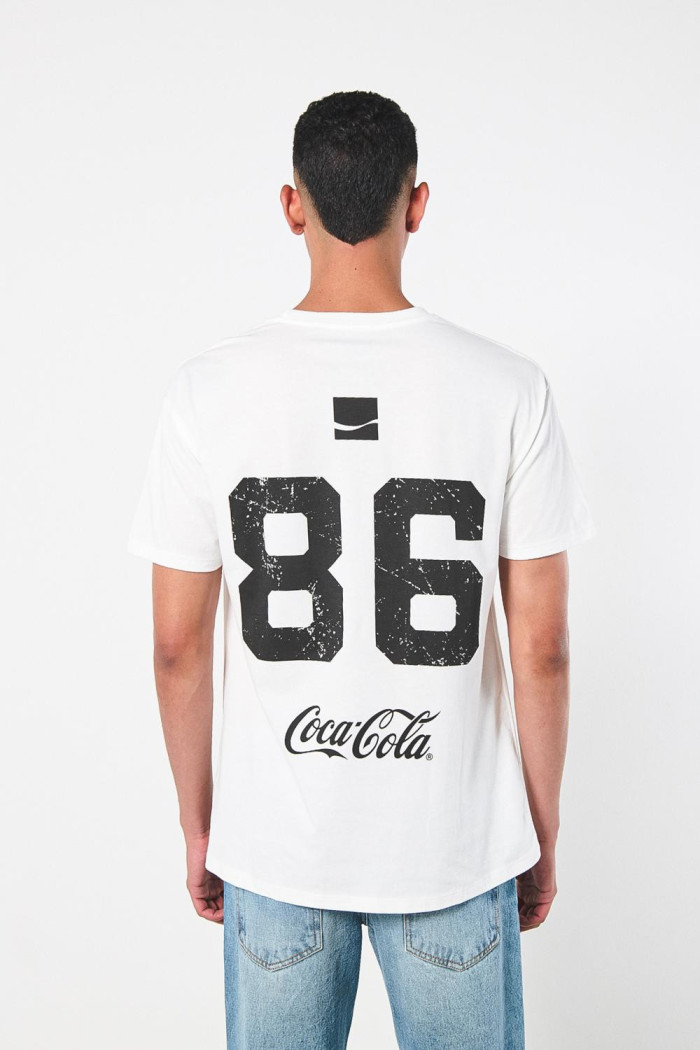 Camiseta cuello redondo crema con diseños de Coca-Cola