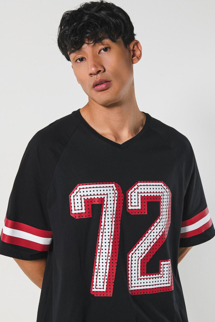 Camiseta negra oversize college con manga ranglan corta