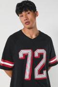 Camiseta negra oversize college con manga ranglan corta