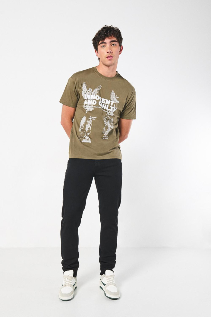 Camiseta cuello redondo verde con estampado celestial